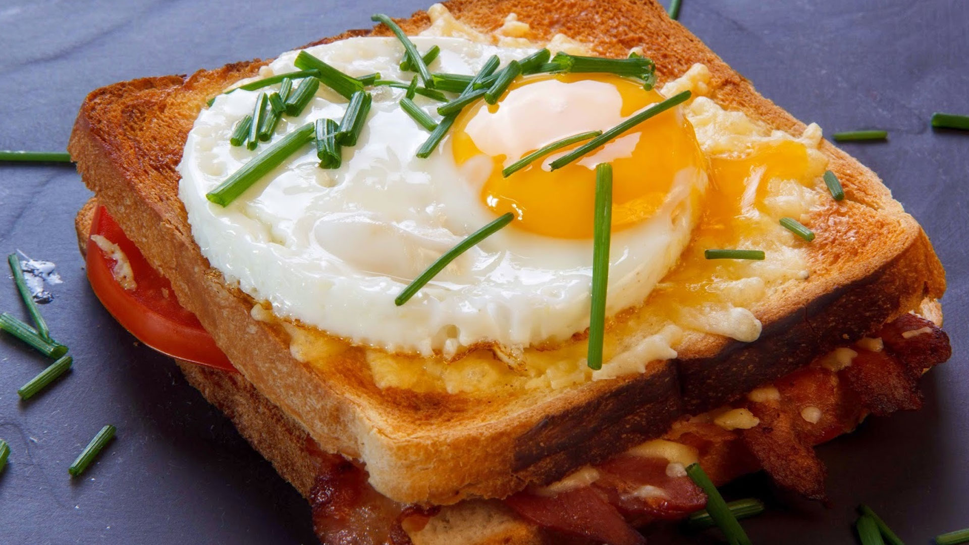 Завтраки рецепты хлеб. Сэндвич крок мадам. Бутерброд с яйцом. Бутерброд с яичницей. Бутерброд с жареным яйцом.